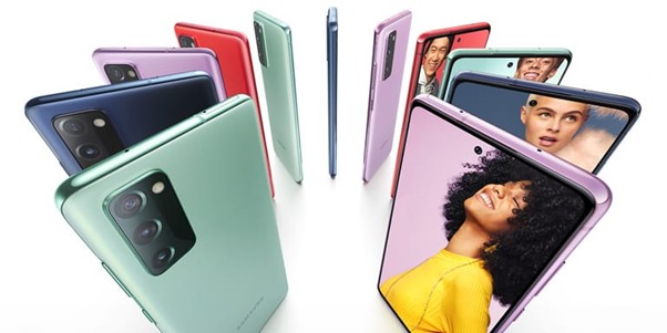 Sebelas ponsel Galaxy S20 FE berdiri tegak membentuk lingkaran, berurutan dari Cloud Navy, Cloud Red, Cloud Lavender, dan Cloud Mint terlihat dari berbagai sisi.